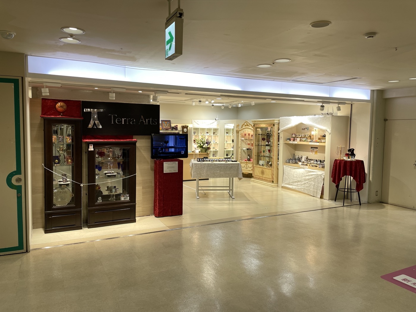ショーケースにベネチアングラスの作品が並ぶ店舗入口